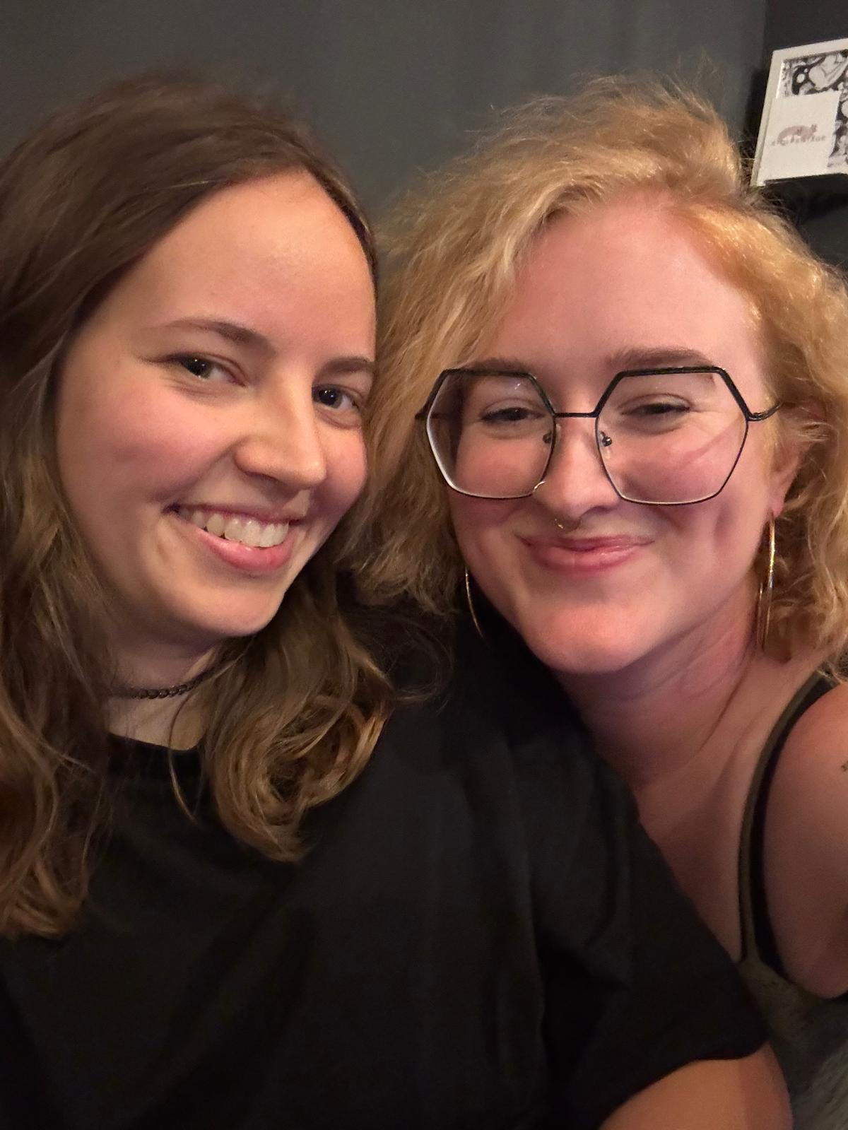 Die Günderinnen des Zeilensprung Verlags lächeln in die Kamera